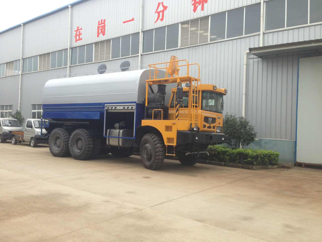 內蒙古明達煤礦購買的沙漠全驅運水車