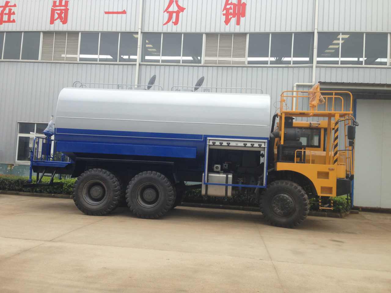 內蒙古明達煤礦購買的全驅運水車 內蒙古明達煤礦購買的全驅運水車