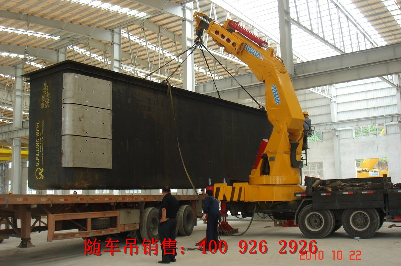 折疊臂式隨車吊正在廠房里吊裝機床 折疊臂式隨車吊正在廠房里吊裝機床