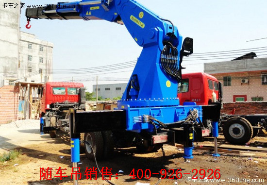 這臺后置折疊臂吊機后邊還有一個支腿 這臺后置折疊臂吊機后邊還有一個支腿