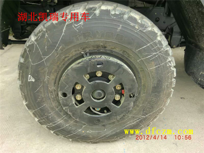 東風越野灑水車帶有自動充氣輪胎 東風越野灑水車帶有自動充氣輪胎