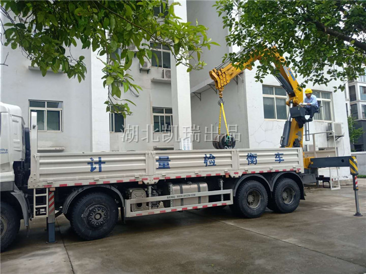 檢衡車吊裝砝碼作業 檢衡車吊裝砝碼作業