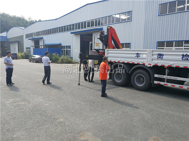 對整車進行詳細檢驗,觀察車輛細節(jié) 對整車進行詳細檢驗,觀察車輛細節(jié)