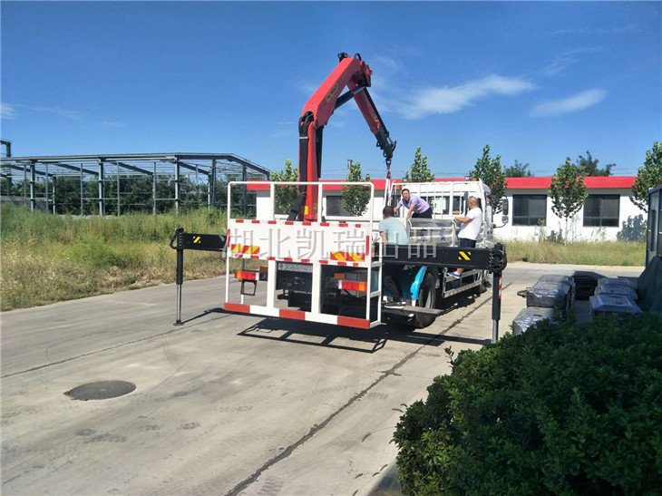 河北省計(jì)量監(jiān)督檢測(cè)研究院工作人員裝配砝碼 河北省計(jì)量監(jiān)督檢測(cè)研究院工作人員裝配砝碼