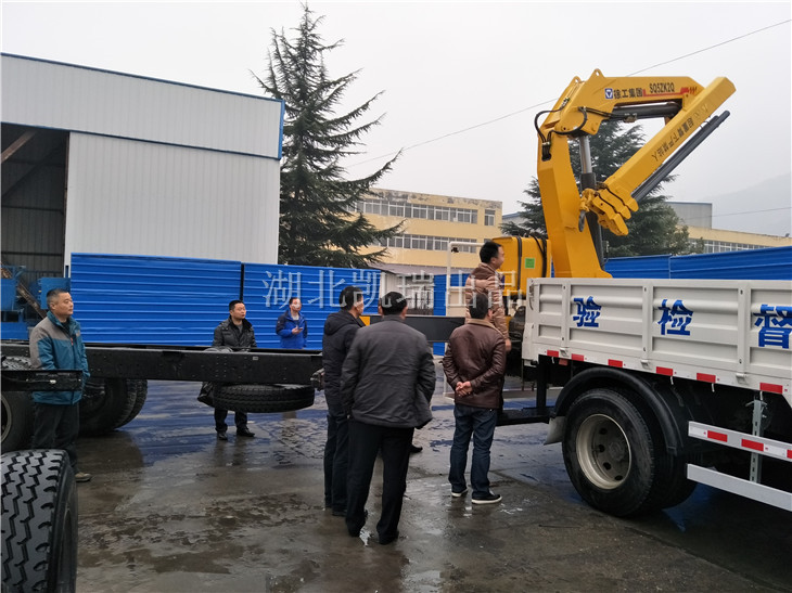 明光市計量所領(lǐng)導(dǎo)一行驗收計量檢衡車 明光市計量所領(lǐng)導(dǎo)一行驗收計量檢衡車