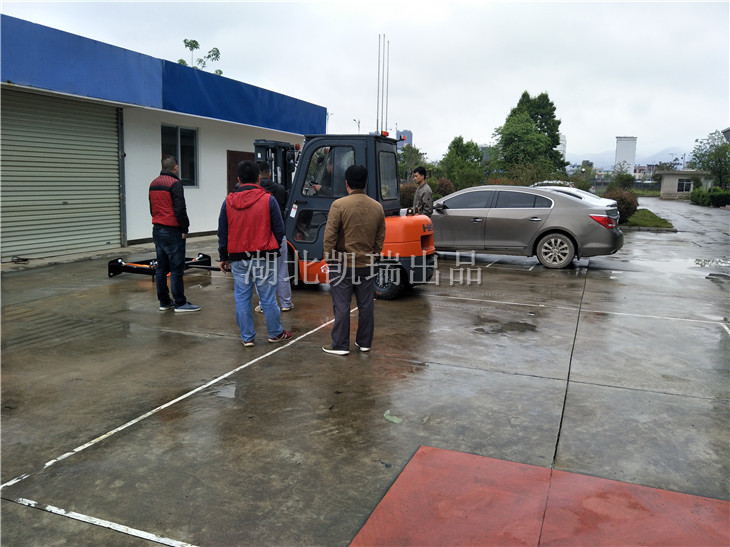 廣西橫縣計量所檢衡車到達本單位 廣西橫縣計量所檢衡車到達本單位