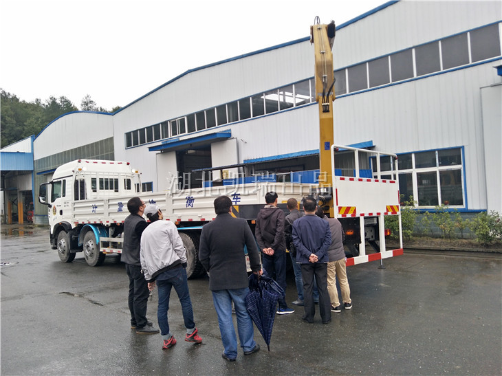 計量所領導親自操作檢衡車吊臂 計量所領導親自操作檢衡車吊臂