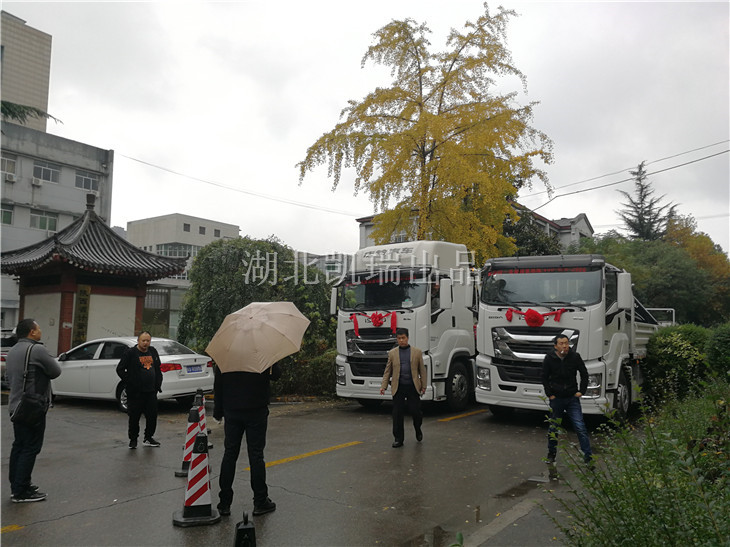 計量院領導對車輛進行驗收 計量院領導對車輛進行驗收