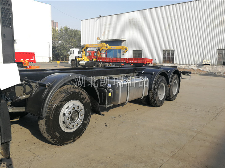 底盤加固后的左側(cè) 底盤加固后的左側(cè)