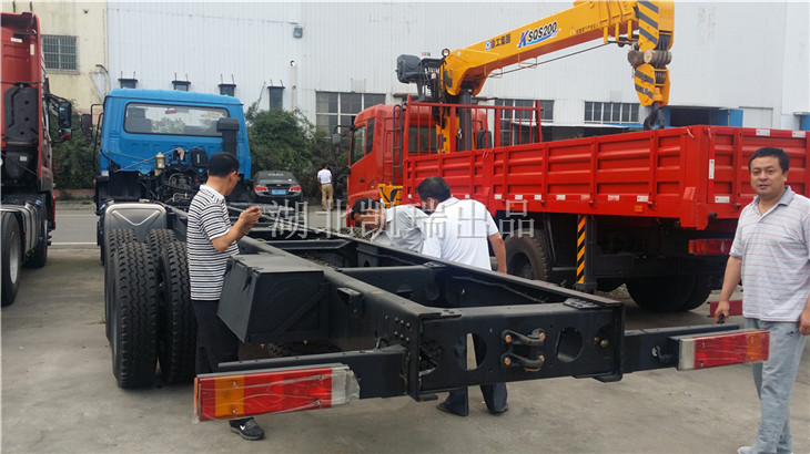 灤南縣質(zhì)監(jiān)局領(lǐng)導(dǎo)查看專(zhuān)用底盤(pán)細(xì)節(jié) 灤南縣質(zhì)監(jiān)局領(lǐng)導(dǎo)查看專(zhuān)用底盤(pán)細(xì)節(jié)