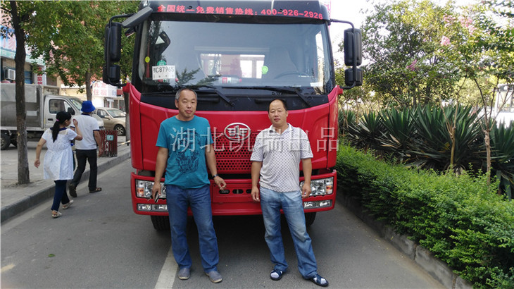 楊師傅在自己購買隨車吊前合影 楊師傅在自己購買隨車吊前合影