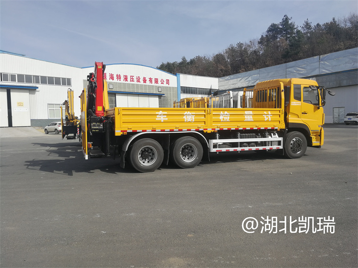 四臺“東風系列”計量檢衡車列裝發(fā)運(右) 四臺“東風系列”計量檢衡車列裝發(fā)運(右)