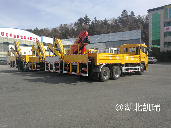 四臺“東風系列”計量檢衡車列裝發(fā)運(右后) 四臺“東風系列”計量檢衡車列裝發(fā)運(右后)